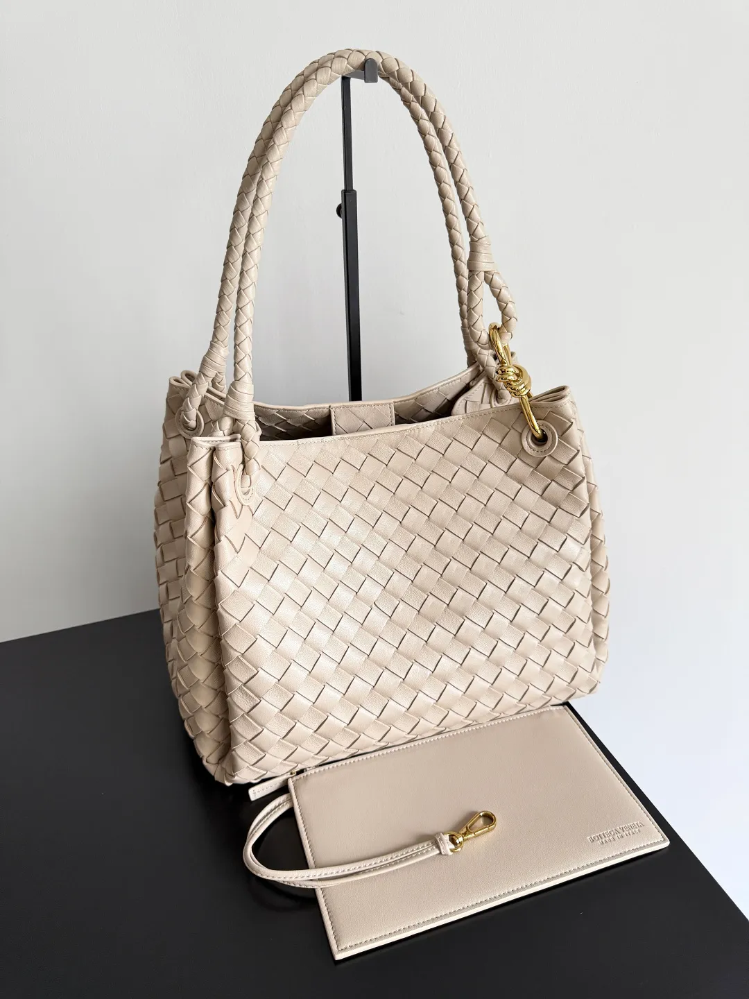 Batch 2660 24 early autumn new model Andiamo Parachute is made of a whole piece of woven leather. It is processed by folding stitching at the four corners. # Craftsmanship and creativity. The large size is atmospheric and practical. One of the must-selects for BV. It has a large space, can hold a computer, the shoulder strap is thick, and the upper shoulder is very comfortable. The large parachute can be carried on the body and can be carried on the body. The upper body is versatile and cute☺️ Style number: 796571 Size: 30*26*20cm